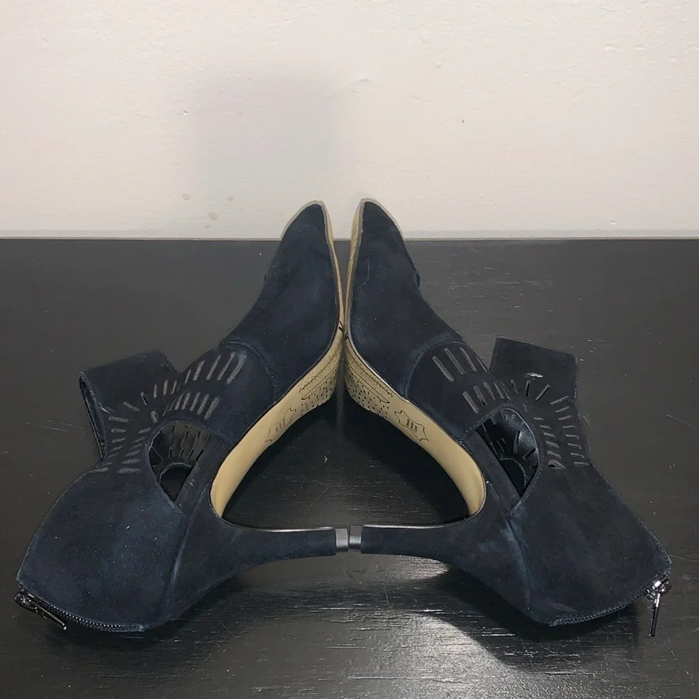 Bella Vita Dani dress shootie with cutouts womens Pump. Size 9 Wide.